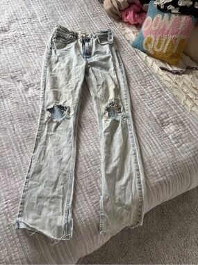 Zara Light Wash Distressed Knee-Rip Jeans